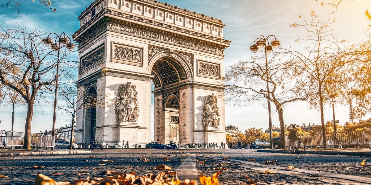 ภาพประตูชัยฝรั่งเศสอาร์กเดอทรียงฟ์เดอเลตวล ในกรุงปารีส |