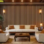 ร้านกาแฟโมเดิร์นใช้วอลเปเปอร์ลายไม้สีน้ำตาลแต่งผนังคาเฟ่ คู่ชุดโซฟาครีมและเก้าอี้ไม้ ช่วยให้มุมถ่ายรูปในร้านดูโดดเด่นและเป็นกันเอง